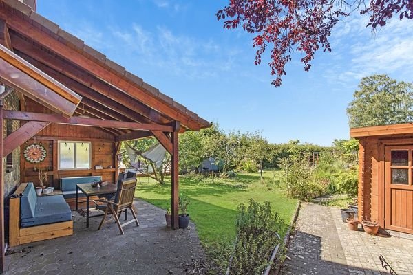 Überdachte Terrasse mit Gartenblick