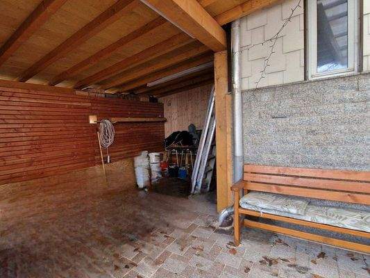 Überdachter Sitzbereich im Hof