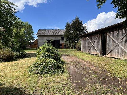 große, ebene Grünfläche auf der Ostseite mit Holzlege (weitere Zufahrtsmöglichkeit)