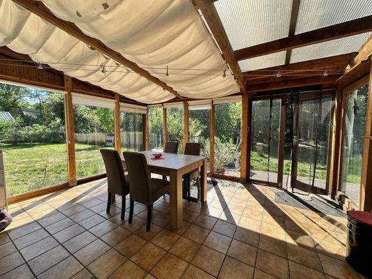 sonniger Ort im Grünen