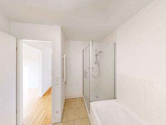 Badezimmer mit separater Stehdusche und Badewanne