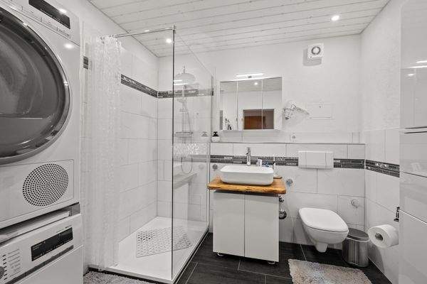 Bad mit bodenebener Dusche