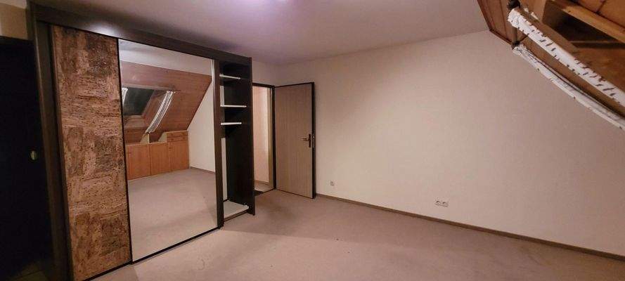 Wohn-/Schlafzimmer DG