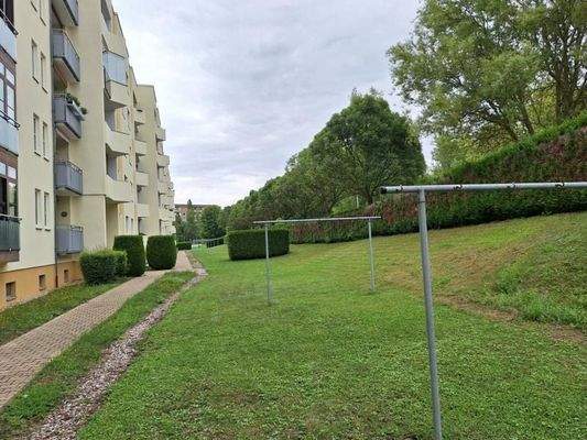 K800_Hoffläche mit Wäschetrockengerüsten