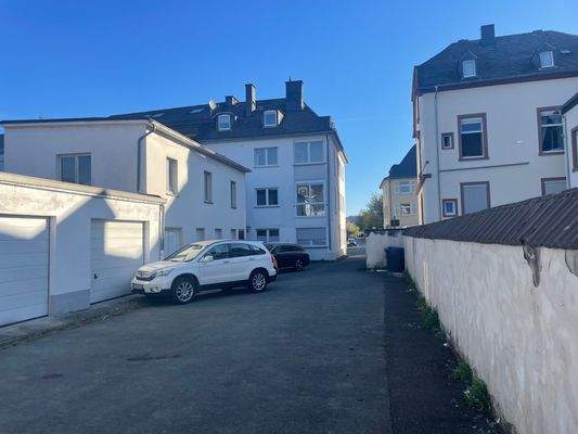 Innenhof mit Stellplätzen und Garagen