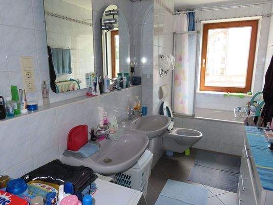 Bad mit Fenster u. Wanne