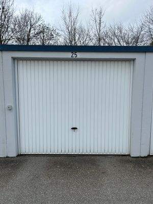 Garage mit elektrischem Tor