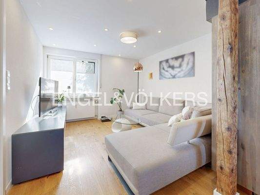 Angenehmer Wohnbereich in die offene Küche übergehend