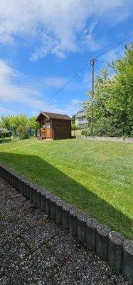 Gartenansicht mit Gartenhaus