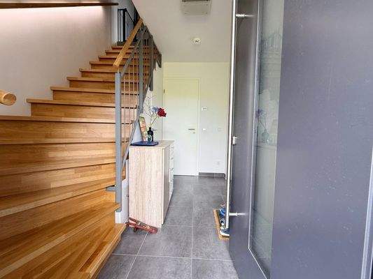 Eingangsbereich, Flur und Treppe zum 1 OG