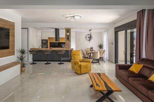 Erdgeschoss: Eingangsbereich, offenes Wohn-, Ess- & Küchenzimmer, Abstellraum, zugängliche Terrasse & Poolbereich