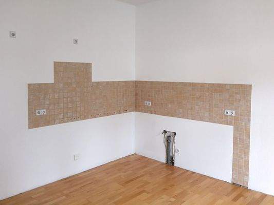 Küche mit Parkett und Fliesenspiegel