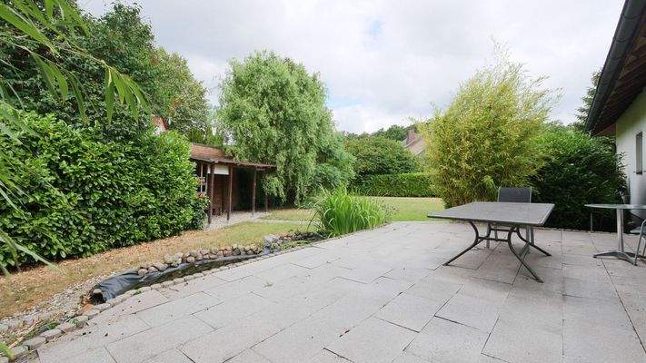 Blick von der Terrasse in den Garten