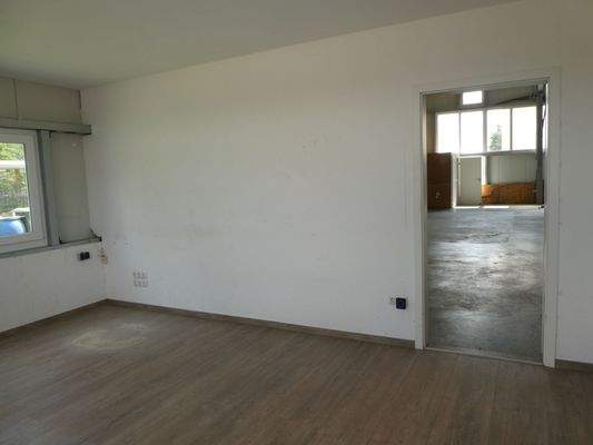 Blick vom Büro in die Halle