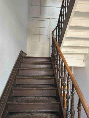 Zeitlose Eleganz: Denkmalgeschützte Holztreppe mit kunstvoll gedrechseltem Geländer lädt zum Träumen ein