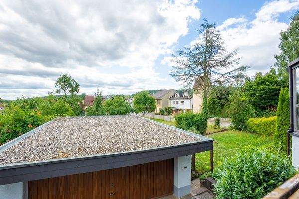 Ausblick auf den Garten und die Doppelgarage