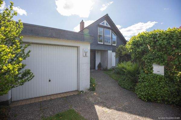 Hausansicht mit Garage