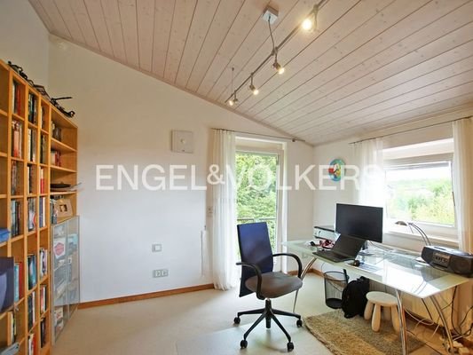 OG: Büro mit Zugang zum Balkon