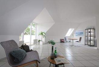 Wohnzimmer teilweise mit KI bearbeitet