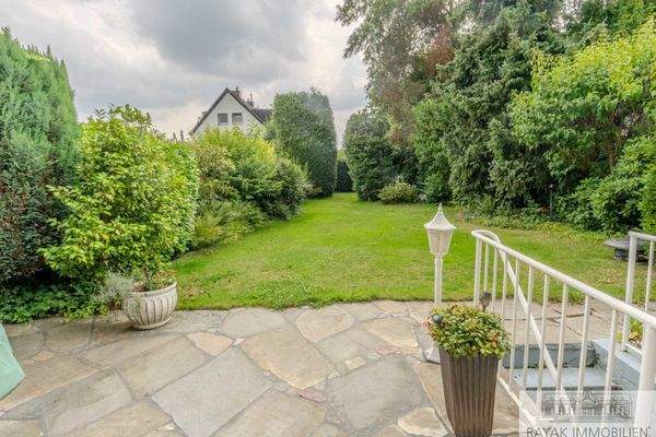 Garten mit Kellerabgang