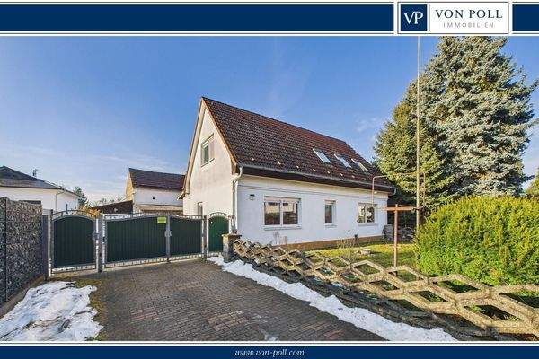 Hausansicht von vorne mit Blick auf die Zufahrt