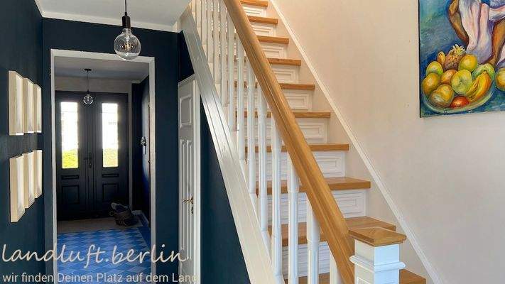 Hausflur mit Holztreppe.jpg