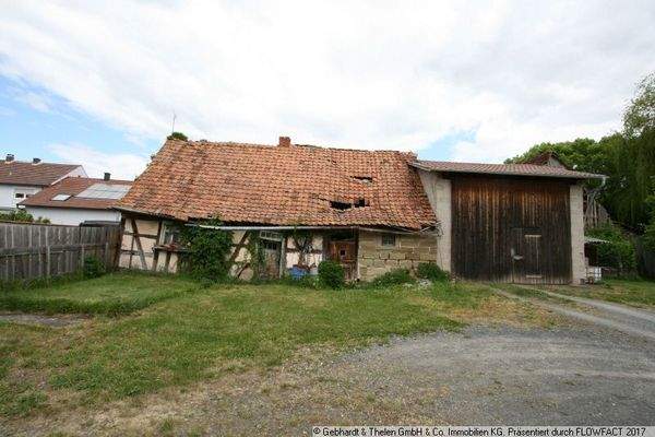 das Abriss bedürftige Gebäude und die Garage