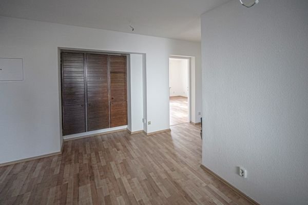 Essbereich vor Küche sowie Ansicht Flur