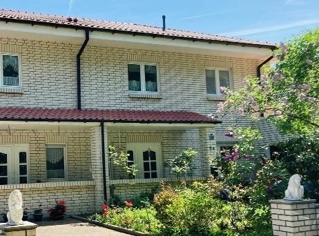 Doppelhaushälfte mit Garage und überdachter Terrasse in ruhiger Lage