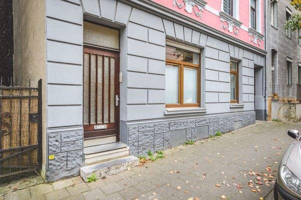 Ansicht Eingang und Nebeneingang/Fluchtweg