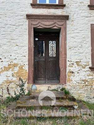 Hauseingang mit Sandsteineinfassung und -treppe