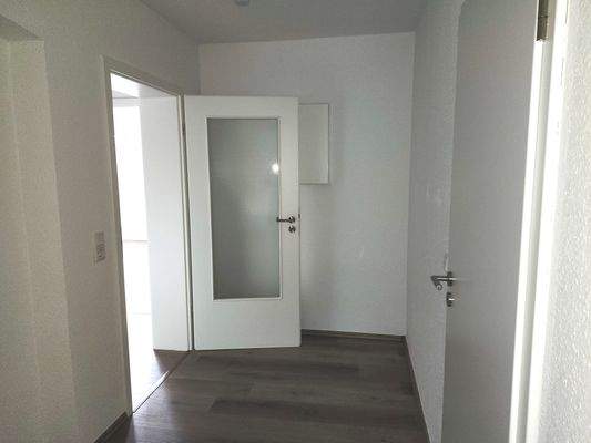 Diele mit Zugang zu Bad und Arbeitszimmer.jpg