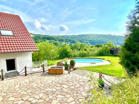 Blick zum Pool und Panorama