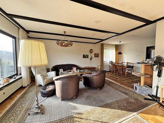 Wohnbereich mit Blick ins Esszimmer