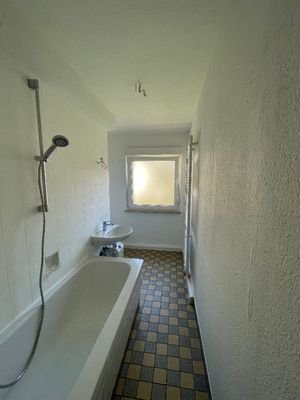 Tageslichtbad mit Wanne und WC.jpg