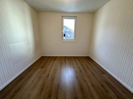 Lichtdurchflutetes Zimmer mit hochwertigen Laminat 