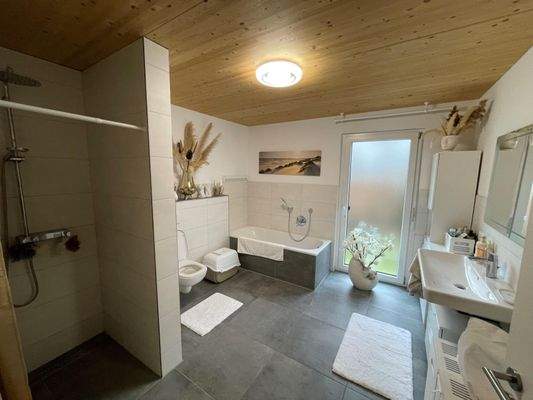 Bad  mit Walk in Dusche und Badewanne