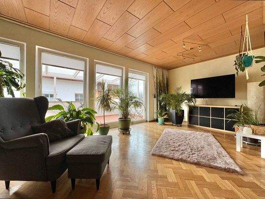 Großes Wohnzimmer mit Zugang..