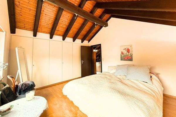 Großes Schlafzimmer mit Einbauschrank OG