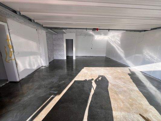 Garage innen mit Kellerabteil.jpg