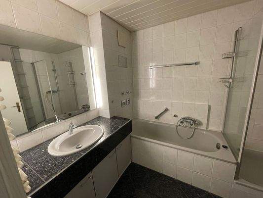 Badezimmer mit Wanne...