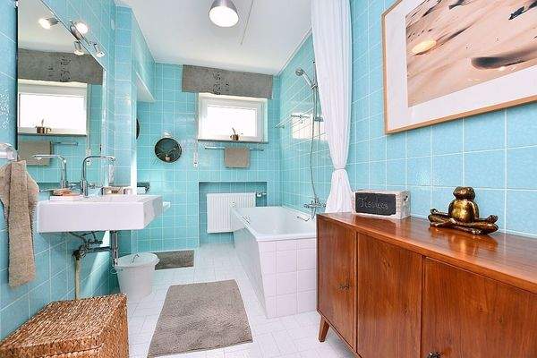 Tageslichtbad mit Wanne