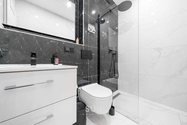  LUXURIÖSES BADEZIMMER