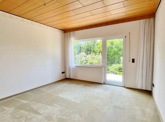 Einliegerwohnung: Wohnzimmer mit Terrassenzugang