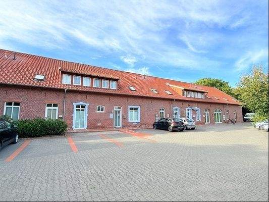 Gebäude-Rückseite und Parkplätze