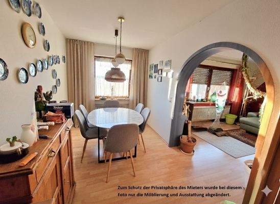 Essen mit Blick zum Wohnraum