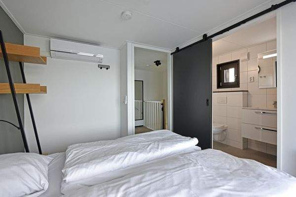 Luxus 4-Personen-Ferienhaus direkt am Wasser im Roompot Lakeside Resort Brielle mit 2 Schlafzimmern und 2 ensuite Badezimmern007