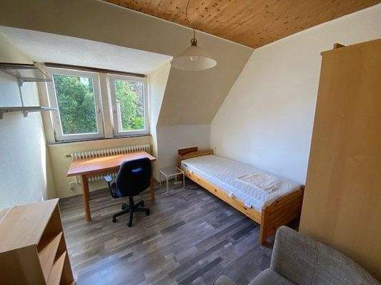 Ohne Schnickschnack präsentiert sich das Zimmer im Dachgeschoss