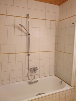 Badewanne mit Duschabtrennung