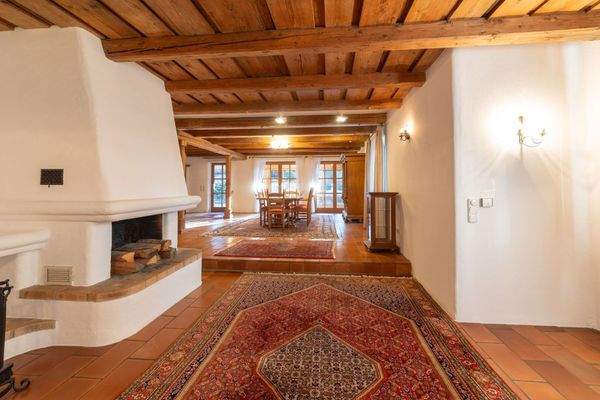 Großer Wohn-Essbereich und offener Kamin